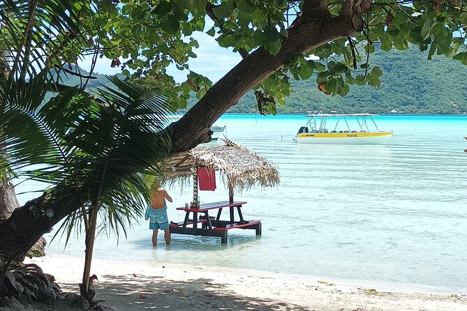 An Immersed Day in Bora Bora with O-sea - Family motu lunch: sand-feet eating plus pareo painting