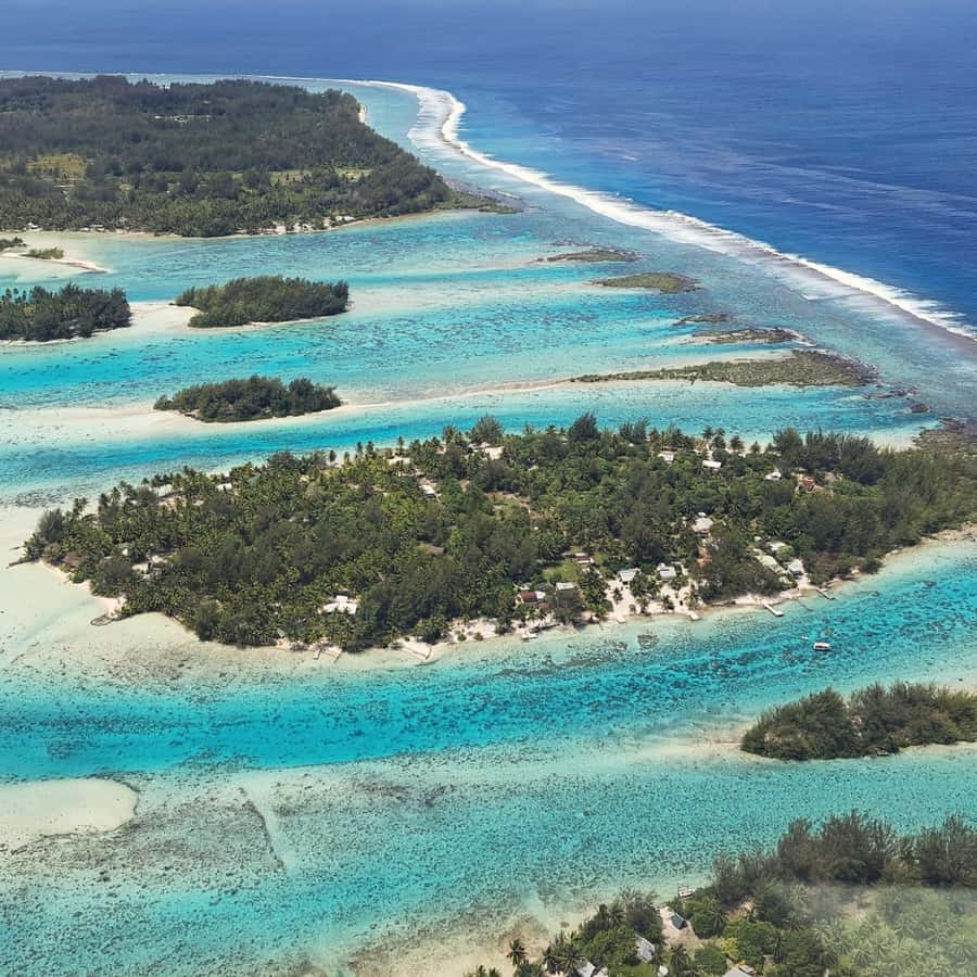 Bora-Bora 30 minutes private flight in light aircraft - Private by design: two people, one pilot, calmer timing for photos