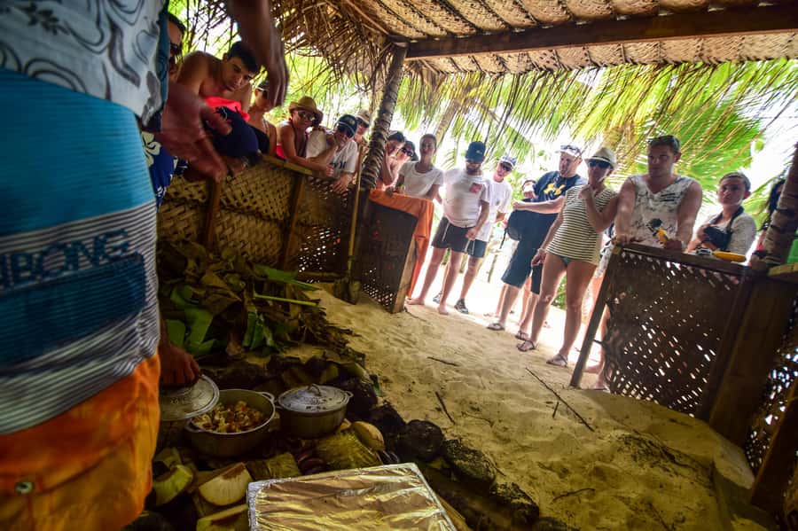 Bora Bora: Full-Day Lagoon Snorkelling Tour - Guides and crew: why the experience feels safe and fun