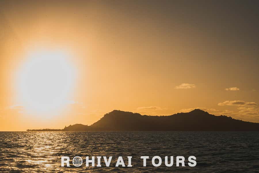Bora Bora: Private Sunset cruise on the lagoon - Boarding the Boat: Drinks, Tone, and a Welcome Start