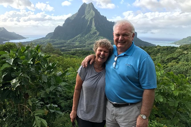 Franckyfranck tours Moorea - Tours privés // Private half day tours - Belvedere Lookout: the quick read of Cook’s Bay vs Opunohu Bay