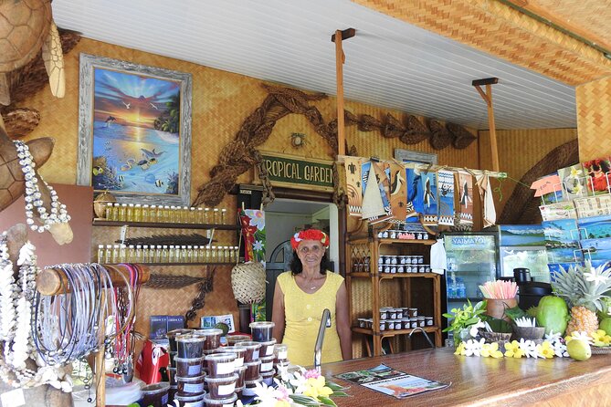 Franckyfranck tours Moorea - Tours privés // Private half day tours - Manutea Tahiti juice factory and distillery: liquors and juice tastings