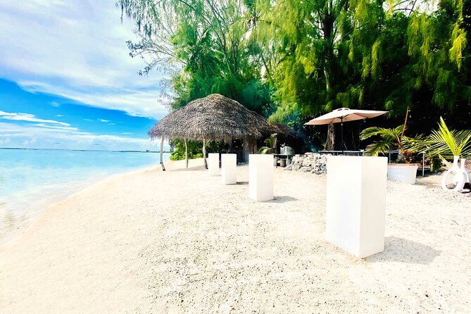 Lagoon Tour + lunch with your feet in the water on a Motu - The Moorea story told while you’re moving through the lagoon