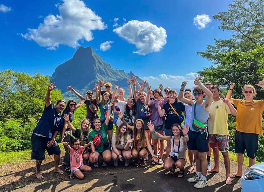 Moorea Cruise Ships: 4x4, Belvedere,Magic Mountain pineaple - Opunohu Bay and the Magic Mountain lookout: your first big views