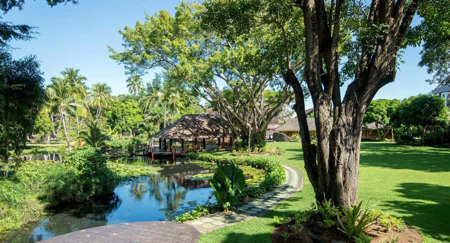 Papeete : walking tour - The Assembly of French Polynesia, and the Jacques Chirac Place swap