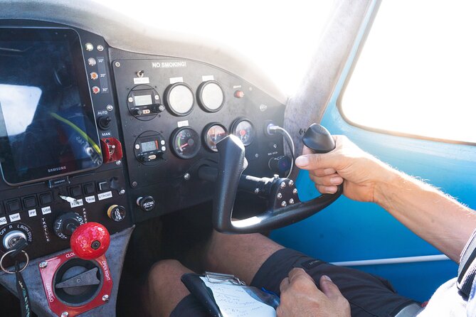 Private 30-minute flight downwind of Huahine - Flying with Georges: what a smooth pilot makes possible