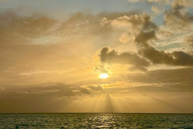 Private sunset cruise in Bora Bora - What you drink and snack on during golden hour