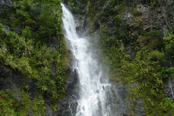 private Tahiti island discovery - Arahoho Blowhole: the surprise factor at a quiet bay