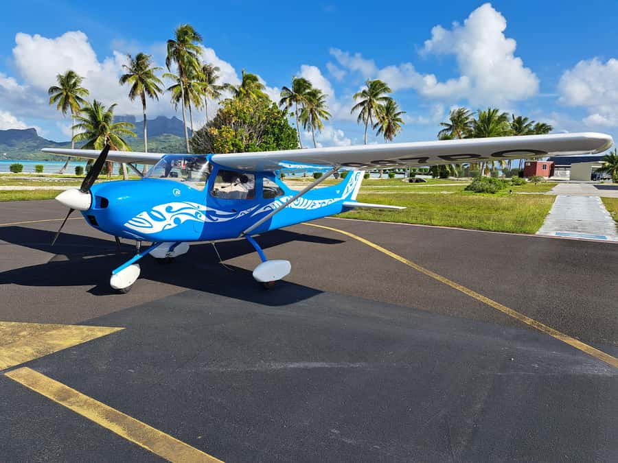 Raiatea: Bora Bora and Taha'a Private Scenic Flight one hour - The lagoon pass at 500 meters, where colors actually change