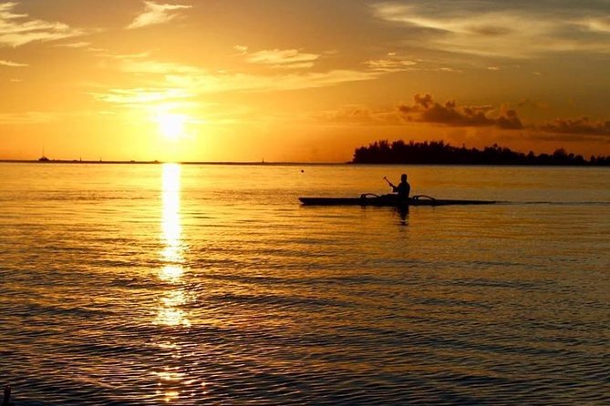 SHARED SUNSET LAGOON CRUISE - Bora Bora Cultural Lagoon Tour - The 4:30 pm rhythm: garland, drinks, and appetizers before the sun drops
