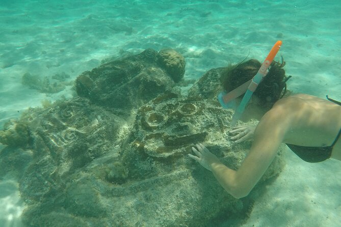 Snorkeling excursion and encounter with marine fauna in Moorea - The lunch stop: feet in the water on a motu