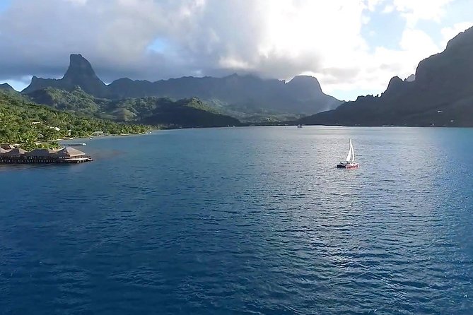 Sunset Cruise : Moorea Sailing on a Catamaran named Taboo - On-board drinks, nets, and why the ride feels romantic
