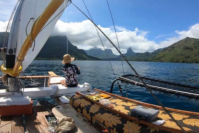 Sunset sailing - What’s included: fruit, local specialties, and a cocktail that fits the moment