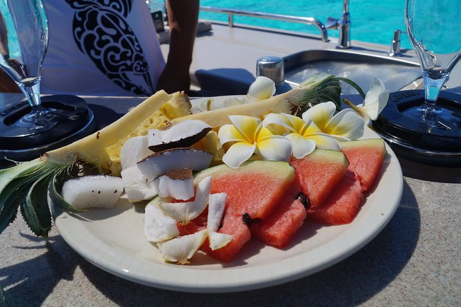 Toa Boat Bora Bora Private Lagoon tour with Lunch on Entertainer Bar Boat - Snorkeling with stingrays and reef sharks: how to make it enjoyable